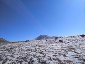 From Stillness to Summits: Vishansar to Gadsar on the Kashmir Great Lakes Trek - Onto to my left there was Krishansar Lake while to my right the whole land was filled by a white sheet looking a entirely different world!