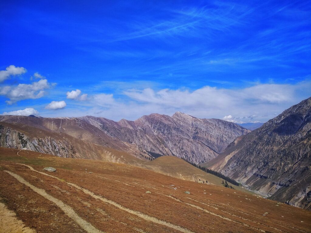 Beyond the Passes: Journey from Gadsar to Gangabal on the Kashmir Great Lakes Trek - On the way to Satsar Lake, you’ll be greeted with endless breathtaking views — each one more beautiful than the last.