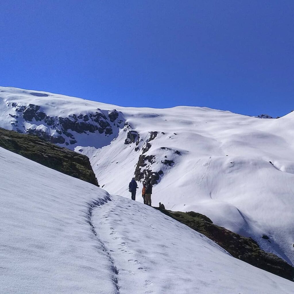 The snow trail to Rola Kholi in the Bhrigu Lake Trek!
