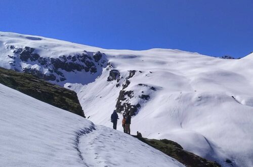 The snow trail to Rola Kholi in the Bhrigu Lake Trek!