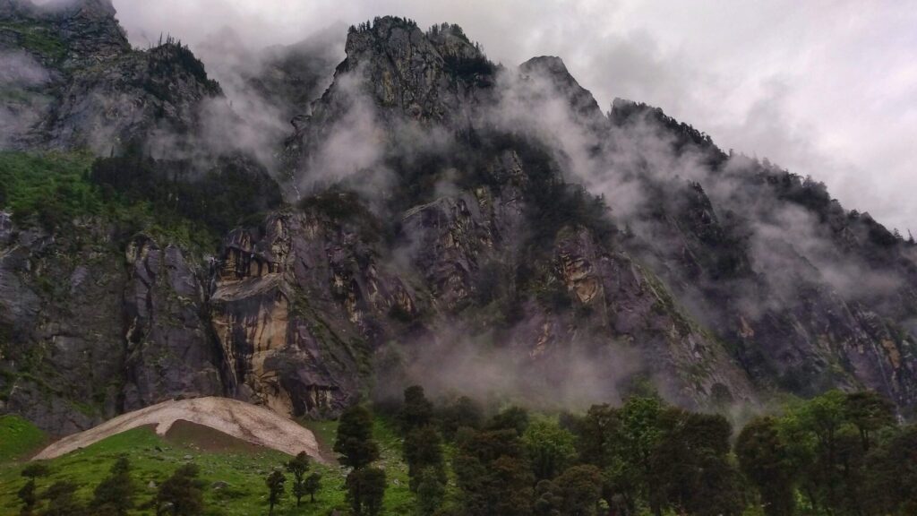 The beautiful views which you can encounter enroute to Jobra campsite during the Hampta Pass trek!