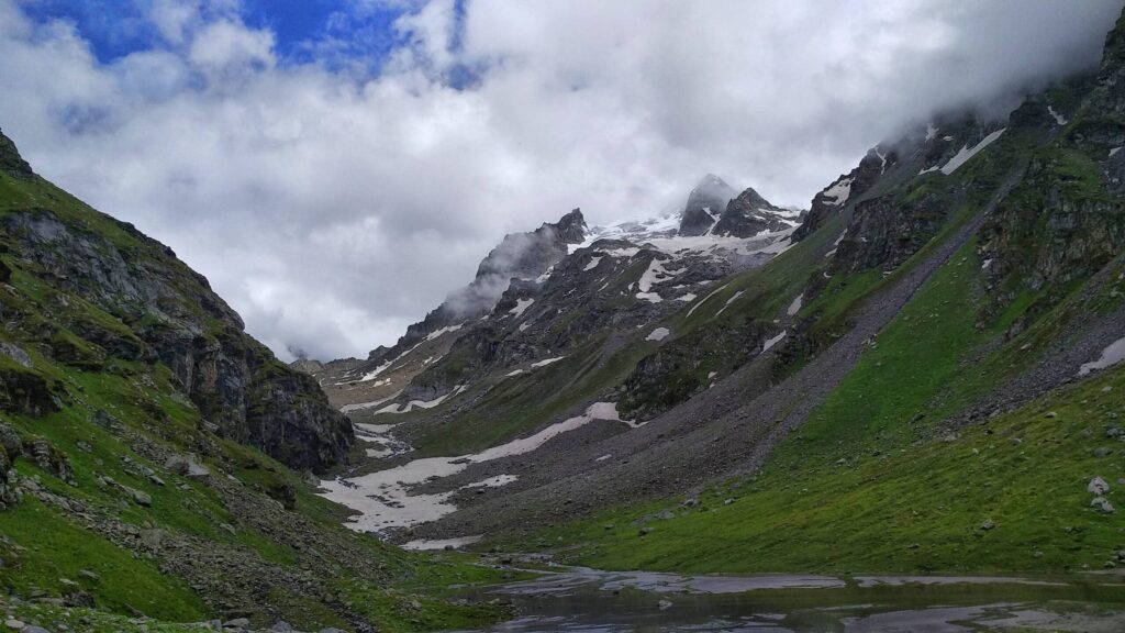 Gateway to Hampta Pass getting engulfed by clouds!