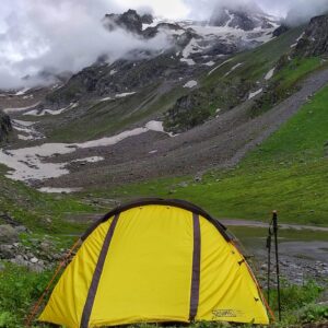 Waking up to front-row seats of the Hampta Pass. 🏔️✨ Another unforgettable spot from the trail!