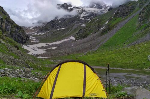 Waking up to front-row seats of the Hampta Pass. 🏔️✨ Another unforgettable spot from the trail!